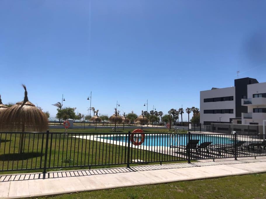 Bajo Con Jardin En Primera Linea De Playa Malaga Bagian luar foto